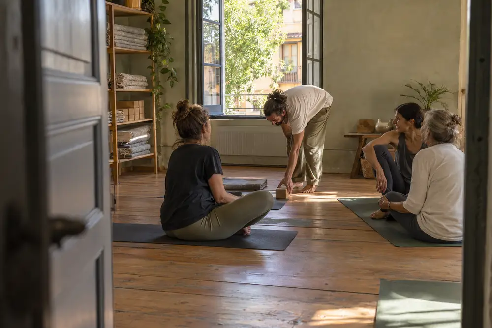 Un grupo de adultos prepara su práctica de yoga